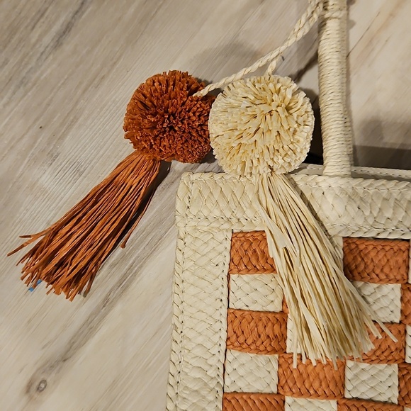 NEW! SUN N SAND Checkered Straw Pom Pom Tote Beach Bag. - Picture 5 of 7